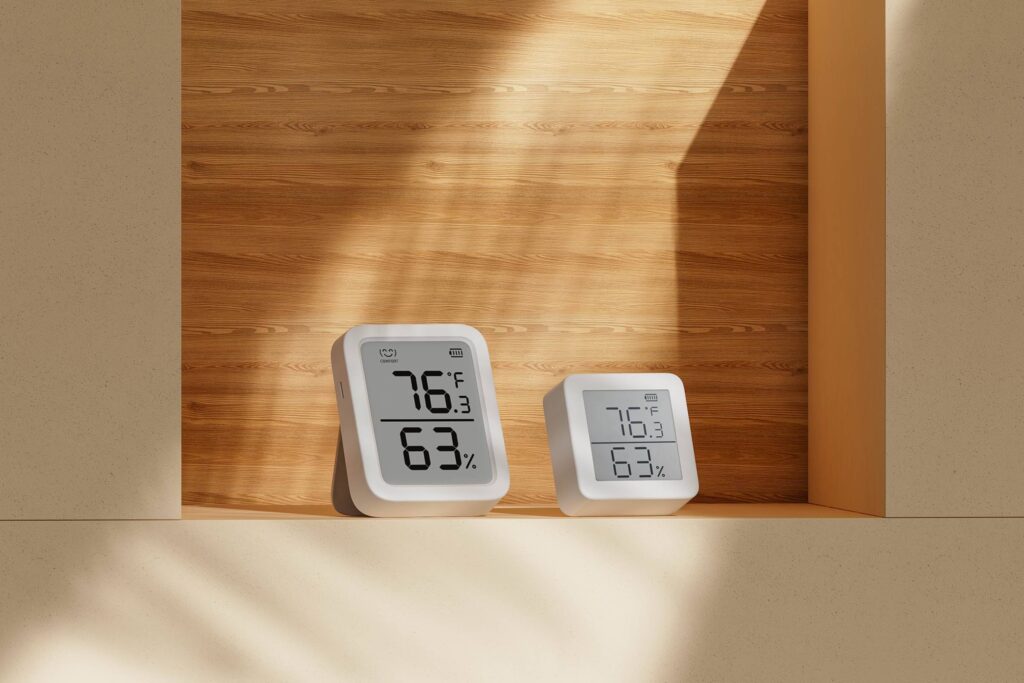 SwitchBot Meter Plus 現在配備 3 吋清晰 LCD 螢幕，透過其簡單易讀的指示器（乾燥/舒適/潮濕）